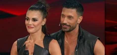 Bianca Guaccero e Giovanni Pernice vincono la prima puntata di .